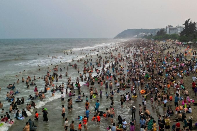 Den 3 km långa stranden Sam Son var fullpackad med människor på eftermiddagen från och med den 27 april. Foto: Le Hoang