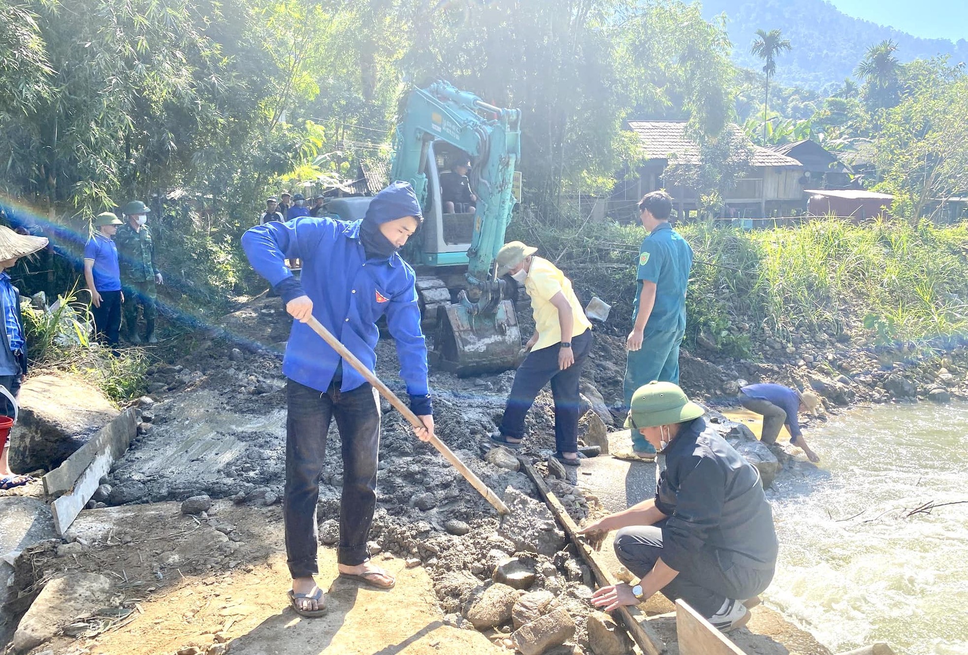 Thanh niên đổ bê tông làm cầu tràn vượt lũ cho học sinh đến trường ảnh 3