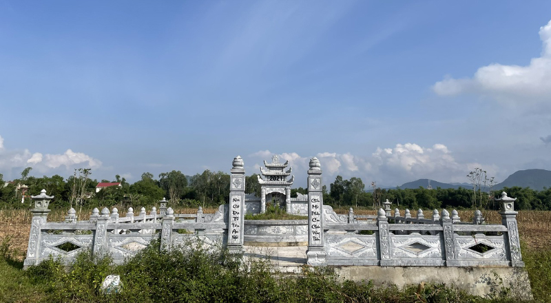 Tomb and temple of Le Van Hanh.