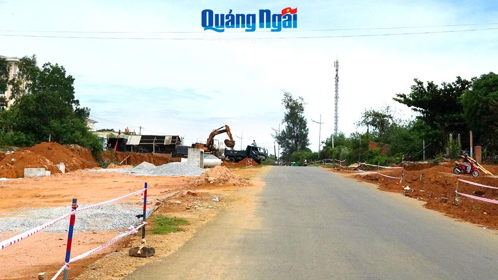 Certains des sites bloqués dans le projet de route principale urbaine nord-sud de Van Tuong, situé dans la commune de Binh Hai (Binh Son), ont été déminés et remis à l'unité de construction. Photo : PV