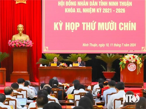 The 19th session of the 11th Provincial People's Council passed 18 important resolutions.