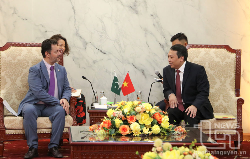 Genosse Nguyen Huy Dung, stellvertretender Sekretär des Provinzparteikomitees und Vorsitzender des Volkskomitees der Provinz Thai Nguyen, empfing den pakistanischen Botschafter in Vietnam, Kohdayar Mari, und arbeitete mit ihm zusammen.