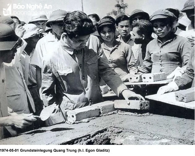 bna_Phó thủ tướng kiêm Bộ trưởng Bộ Xây dựng Đỗ Mười đặt viên gạch đầu tiên xây chung cư Quang Trung năm 1974.jpeg