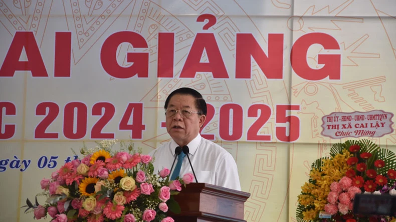 El camarada Nguyen Trong Nghia asistió a la ceremonia de apertura del nuevo año escolar en Tien Giang. Foto 1