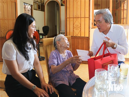 Visita y entrega de obsequios a familiares y soldados que participan en la campaña de Dien Bien Phu