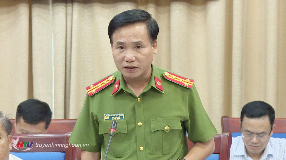 Le colonel Tran Hong Quang, directeur adjoint du département de la police provinciale, a rendu compte de la lutte contre les crimes de crédit noir et les crimes utilisant la haute technologie pour frauder et s'approprier des biens lors de la réunion.