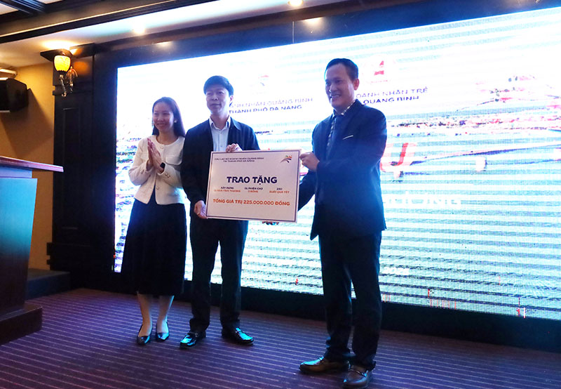 มอบโล่สัญลักษณ์มูลค่า 225 ล้านดอง