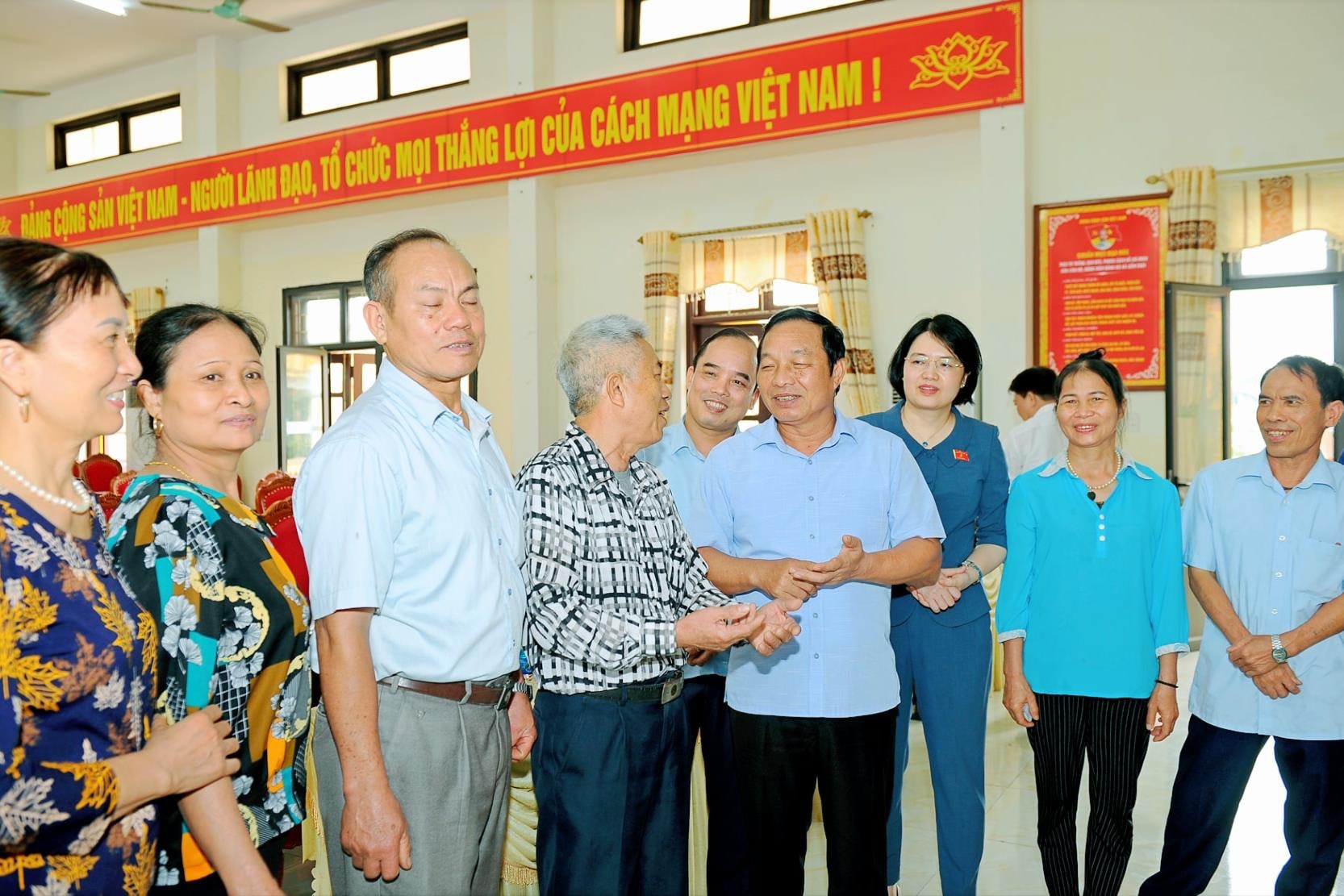 El 2 de diciembre, la delegación de la Asamblea Nacional de la provincia de Hai Duong se reunió con votantes de cuatro distritos.