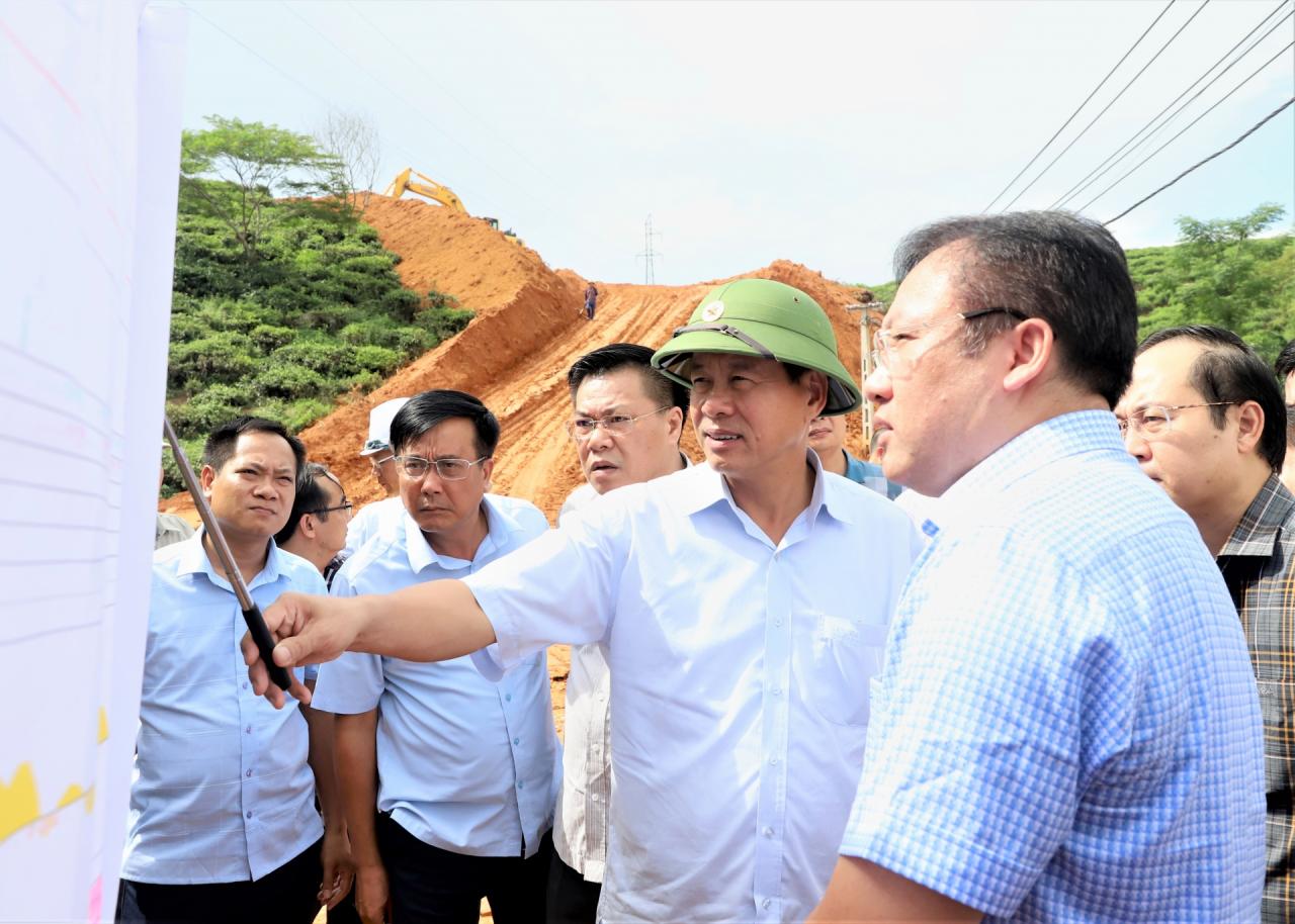 Chủ tịch UBND tỉnh Nguyễn Văn Sơn kiểm tra bản đồ khu vực thực hiện dự án tại thôn Đá Bàn, xã Hùng An.