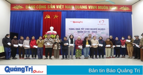 Presenting 58 Tet gifts from Quang Tri Newspaper and Thien Tam Fund to people of Quang Tri town