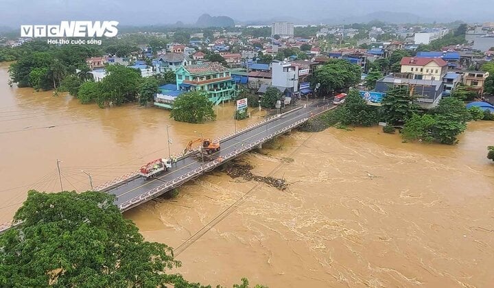 Las inundaciones en el río Cau en la ciudad de Thai Nguyen están disminuyendo, pero siguen siendo altas.