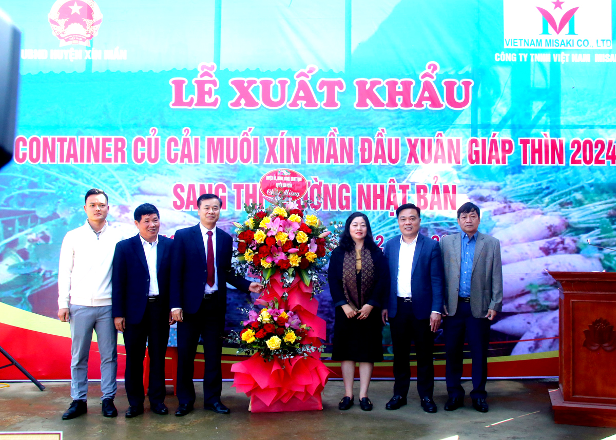 Los líderes del distrito de Xin Man presentaron flores para felicitar a Vietnam Misaki Company Limited.