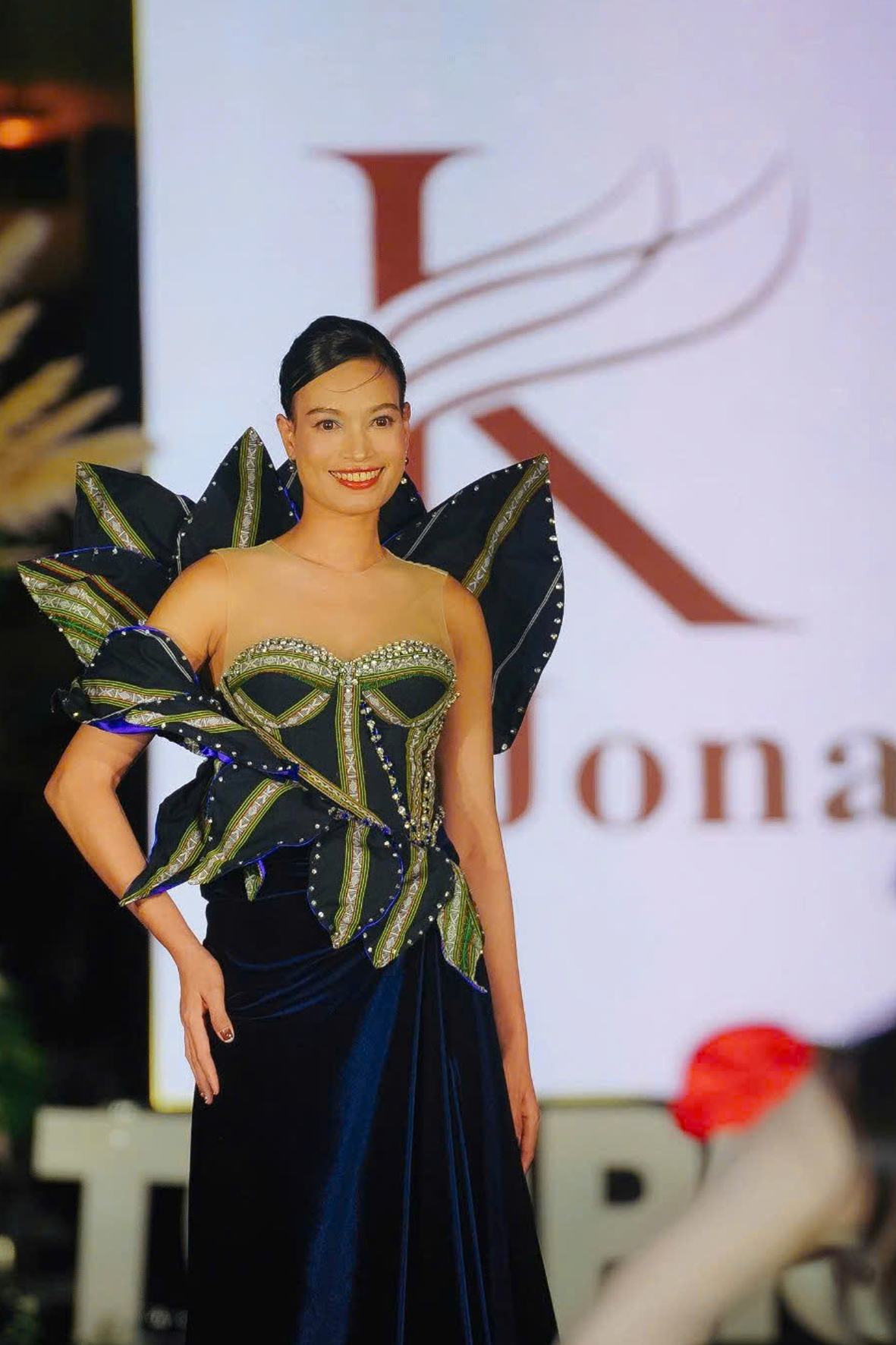 Das internationale Supermodel Hang Nie präsentiert Blumenmuster aus Brokat