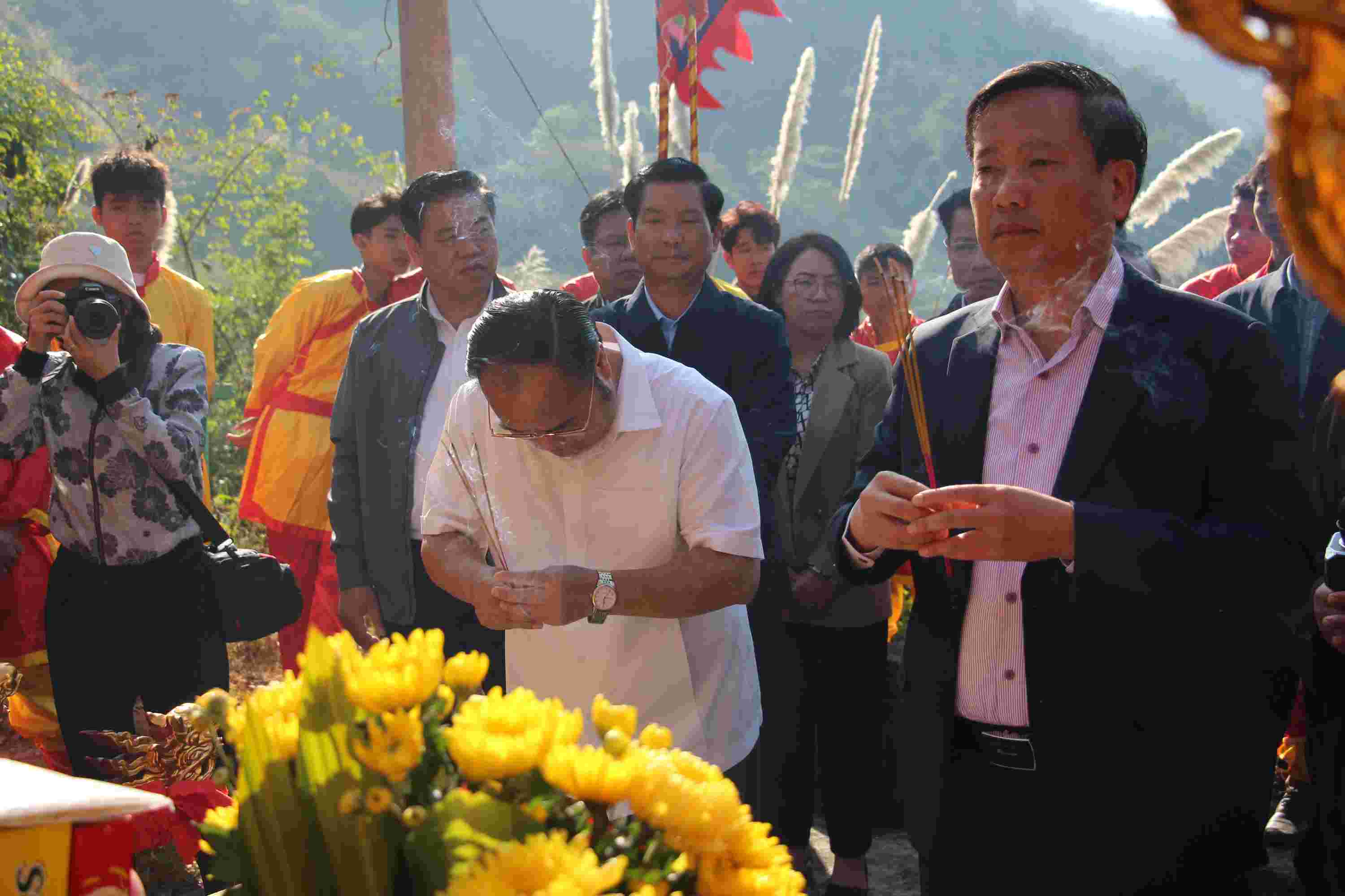 Lãnh đạo tỉnh và huyện Nậm Nhùn dâng hương làn thủ tục rước tượng từ Đền Trình lên đền chính.