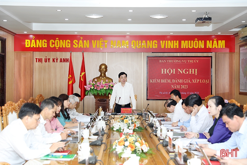 Ky Anh City Party Committee Standing Committee reviews collectives and individuals in 2023