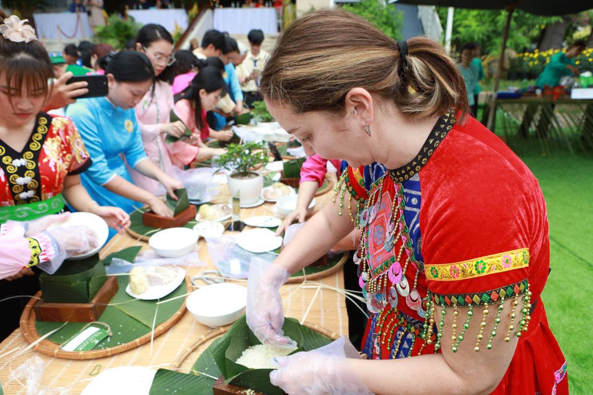 Cho nếp vào khuôn bánh. Ảnh: Duy Tuấn 