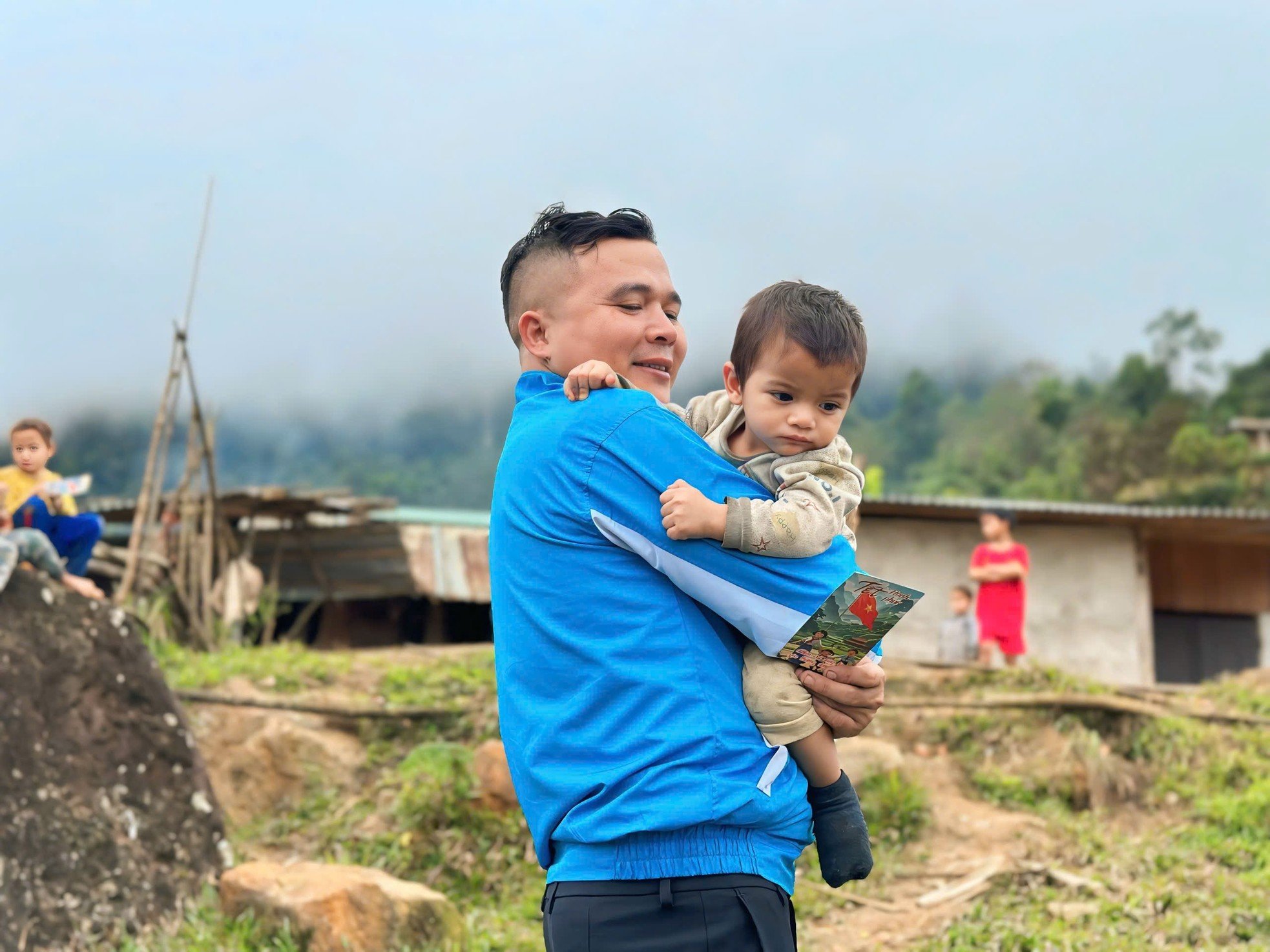 Les enfants des hauts plateaux de Quang Nam reçoivent de l'argent porte-bonheur tôt, photo 4