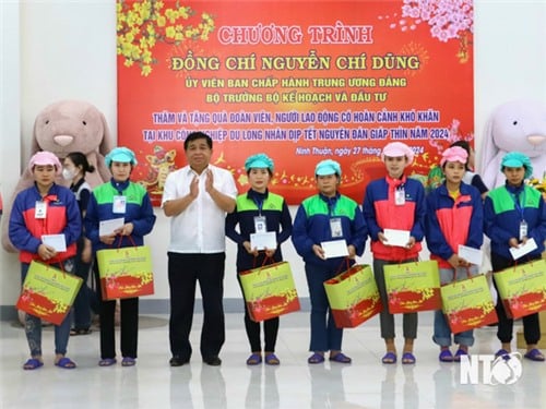 Minister of Planning and Investment Nguyen Chi Dung visited and presented gifts on the occasion of the Lunar New Year 2024 in our province.