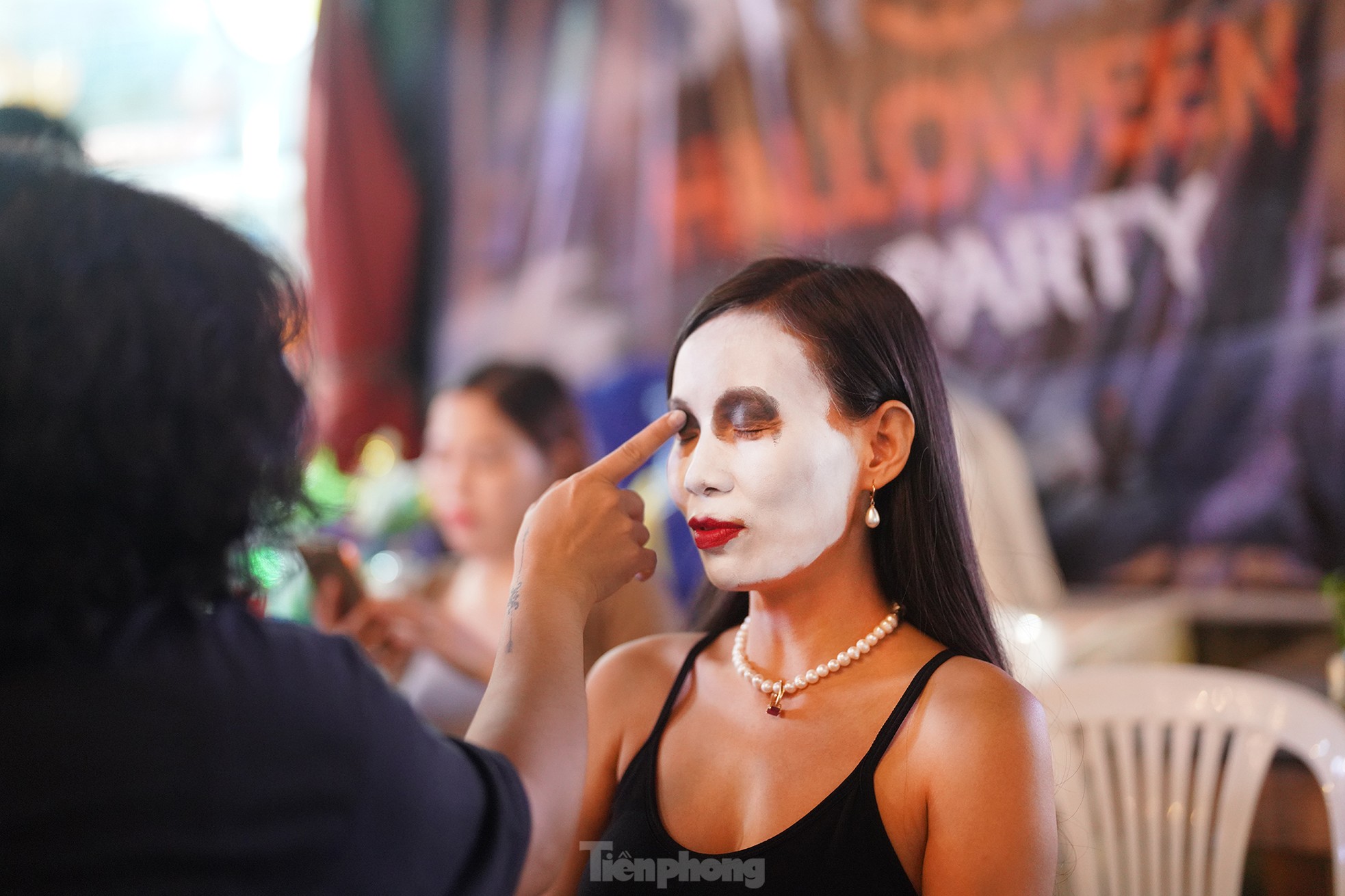 Bạn trẻ hốt bạc nhờ dịch vụ hóa trang Halloween đến khuya ảnh 12