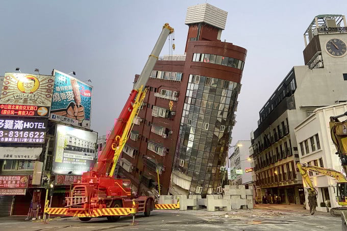 Ein achtstöckiges Gebäude an der Xuanyuan-Straße im taiwanesischen Landkreis Hualien stürzte am 3. April nach einem Erdbeben ein. Foto: AFP