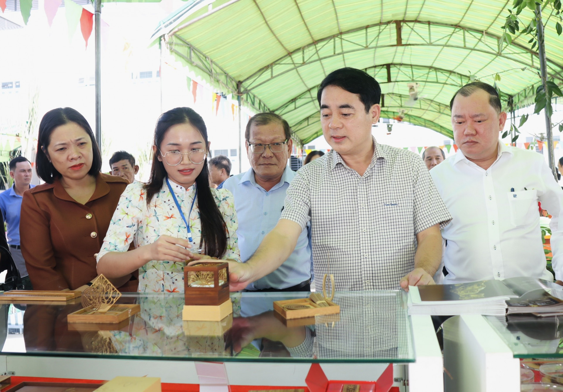 Secretary Nghiem Xuan Thanh and delegates visit products made from Agarwood at the National Great Unity Festival in Phuoc Luong Residential Area.