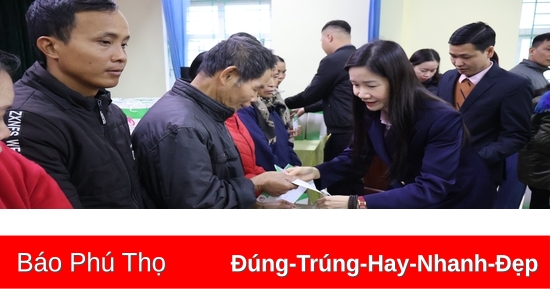 Giving Tet gifts to poor households and policy families in Ha Hoa district