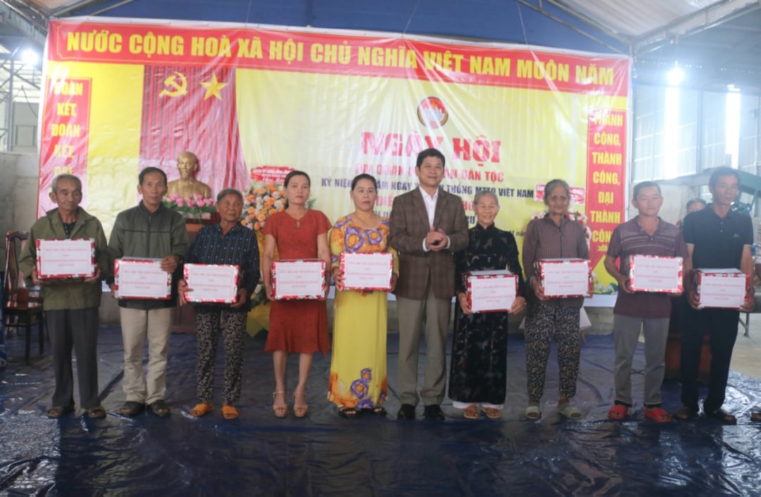 Gospodăriile sărace aflate în circumstanțe dificile din satul 2 primesc cadouri de la Comitetul Frontului Patriei Vietnam din provincie.