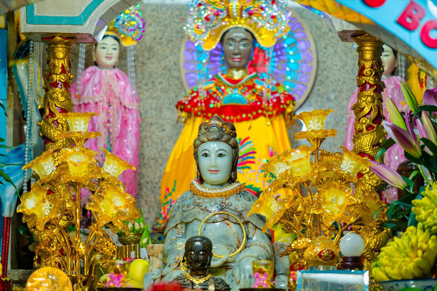 រូបសំណាក Jade របស់ Linh Son Holy Mother ។