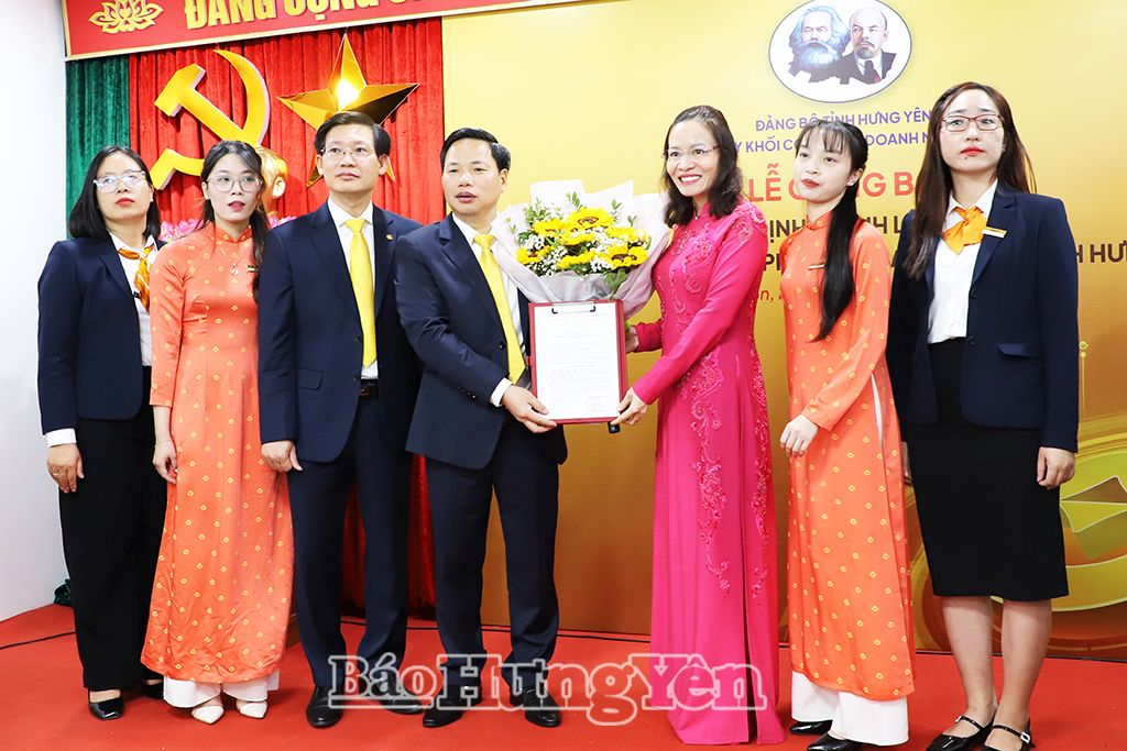 Comrade Do Thi Huong, Secretary of the Party Committee of the Provincial Agencies - Enterprises Block, presented the Decision to establish the Party Cell of Loc Phat Vietnam Commercial Joint Stock Bank - Hung Yen Branch.
