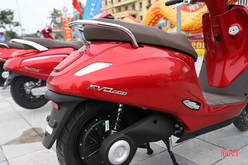 VinFast electric cars attract the attention of Ha Tinh people