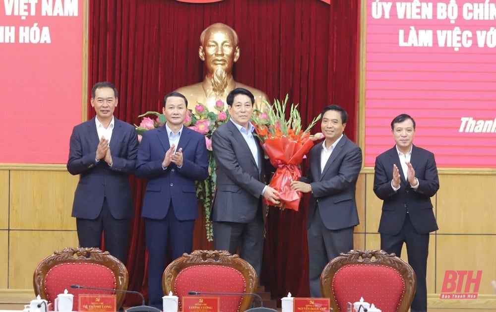 Le président Luong Cuong travaille avec le Comité permanent du Comité provincial du Parti de Thanh Hoa