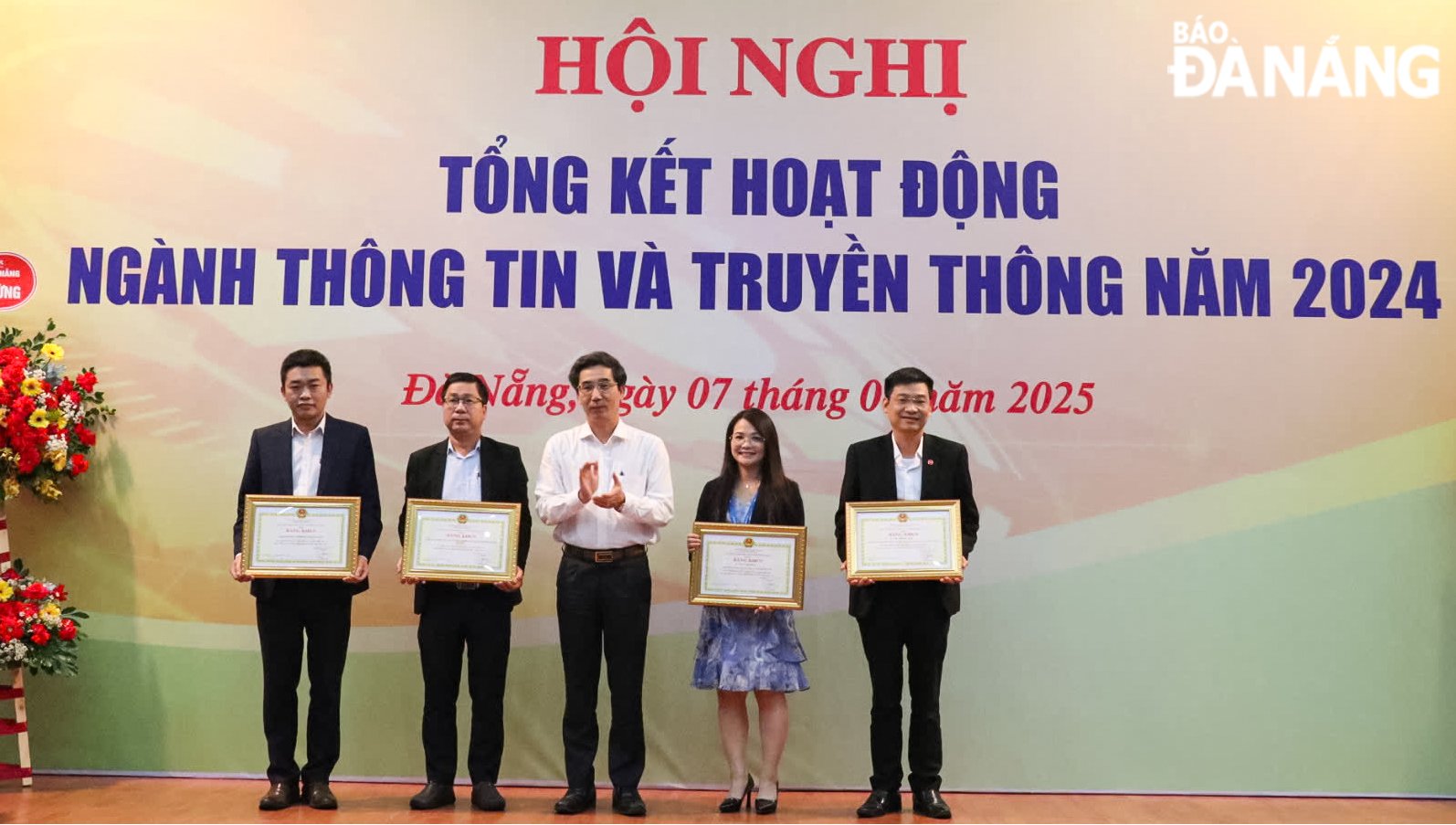 City leaders awarded certificates of merit from the Chairman of the City People's Committee to collectives and individuals with outstanding achievements contributing to the development of the information and communications industry of Da Nang city in 2024. Photo: TRAN TRUC