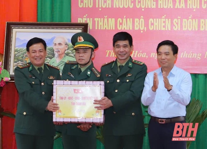 Le président Luong Cuong visite, offre des cadeaux aux familles politiques et encourage les officiers et les soldats du poste frontière de Bat Mot