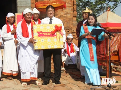 Comrade Nguyen Long Bien, member of the Provincial Party Committee, Vice Chairman of the Provincial People's Committee attended the Kate Festival at Po Klong Garai tower.