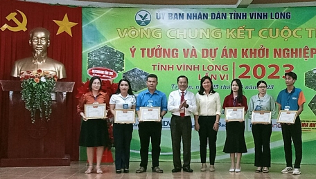 The Organizing Committee awarded prizes to the winning ideas (Ngo Hoai Nhiem is 3rd from left).