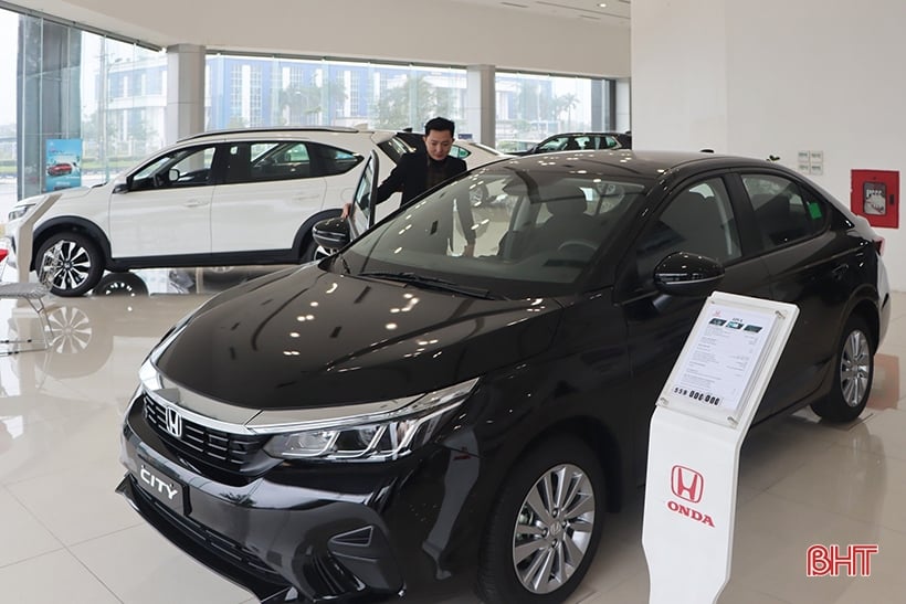 Ha Tinh auto market heats up before registration tax returns to 100%