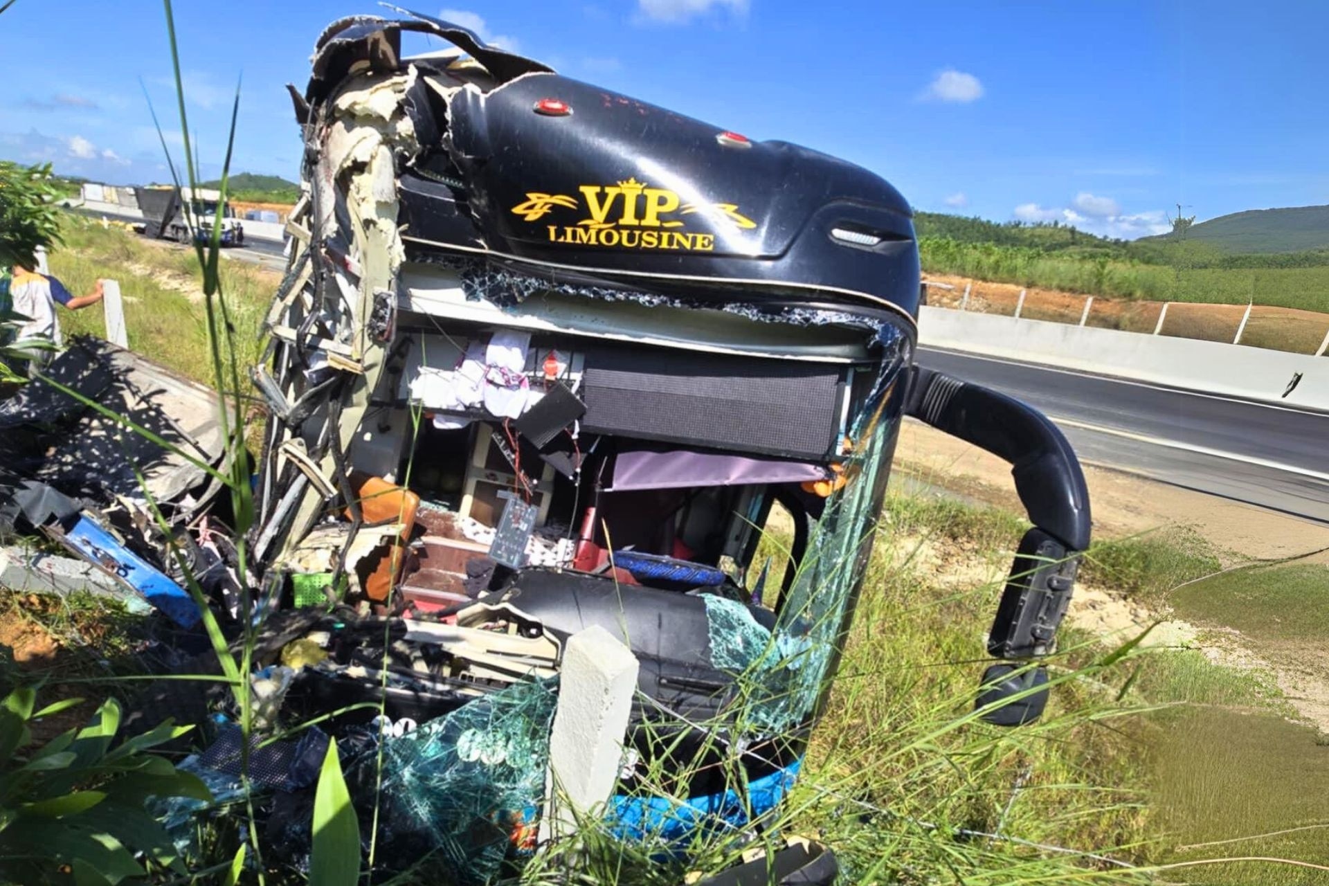 Un automóvil con 38 pasajeros choca contra un camión y abandona la autopista entre Phan Thiet y Dau Giay