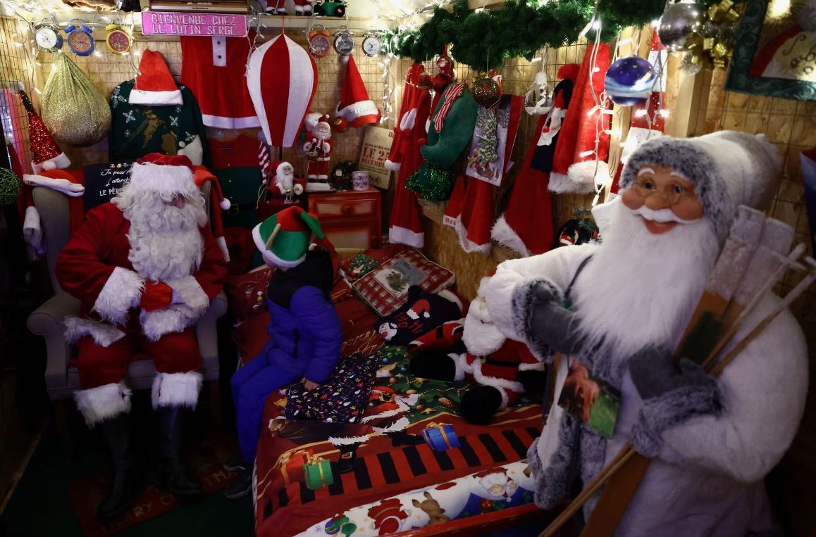 L'image du Père Noël répand la joie dans le monde entier