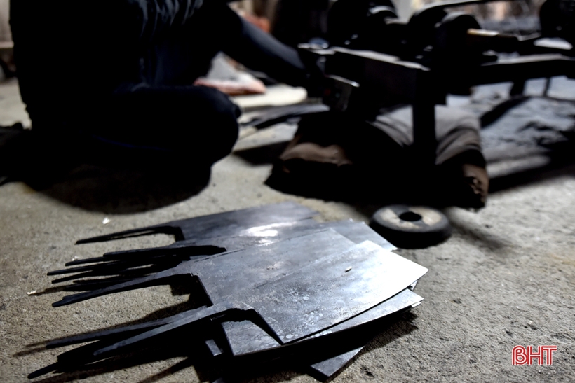 Trung Luong blacksmith village resounds with the sound of hammers