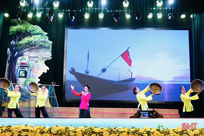 응옥썬 사찰은 타치하 구의 응에틴비와 지암 민속 노래 축제의 첫 번째 축제입니다.