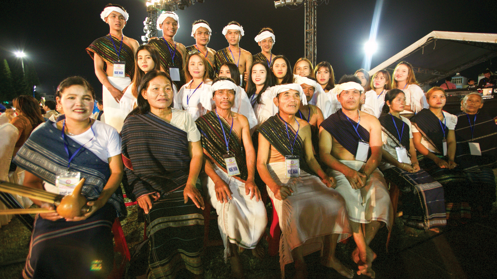 Frau MaBio (zweite von links, vordere Reihe) und Churu-Kunsthandwerker und Jugendliche beim Gia Lai Gong Festival (2017)