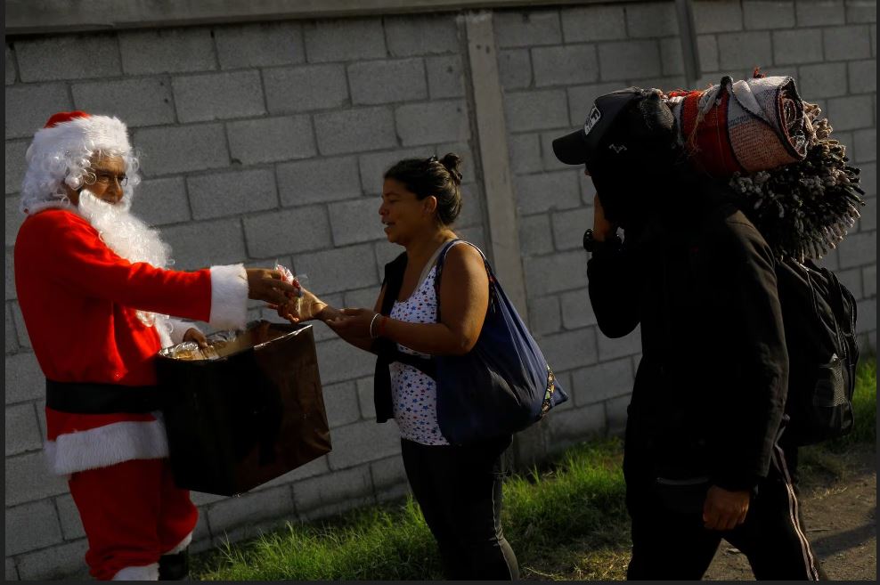 L'image du Père Noël répand la joie dans le monde entier