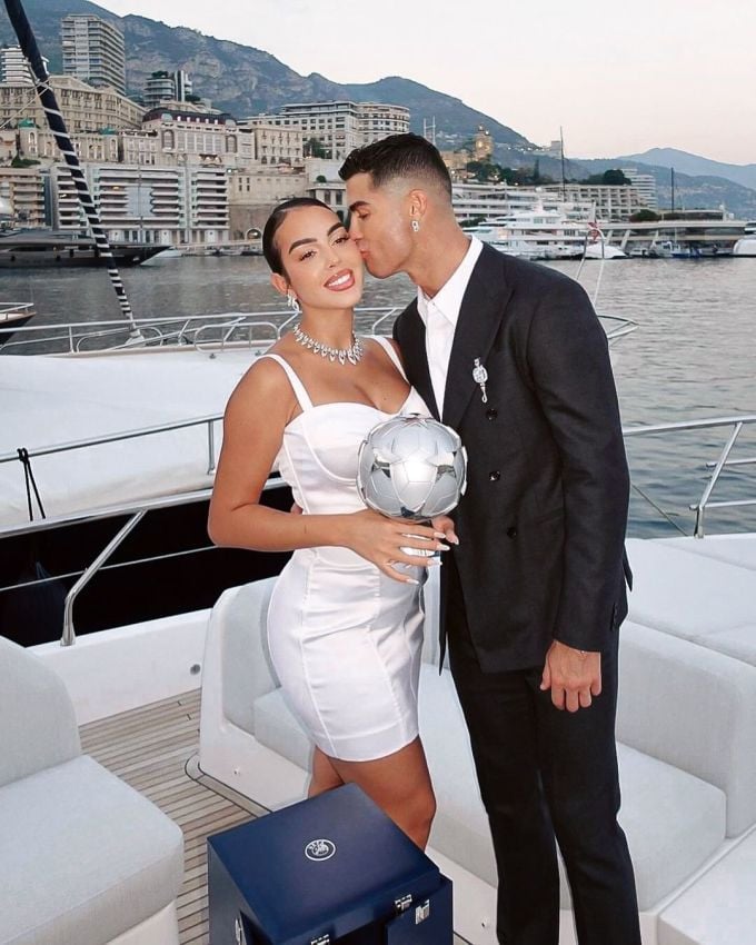 Ronaldo tình tứ cùng bạn gái trên du thuyền sau buổi lễ. Ảnh: Instagram Georginagio