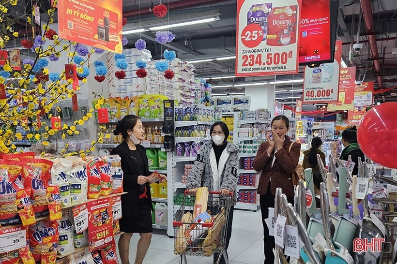 Los lugares de compras y entretenimiento en la ciudad de Ha Tinh están llenos de actividad durante las vacaciones de Año Nuevo.