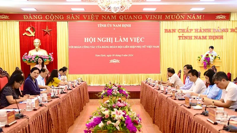 Quan tâm, thực hiện tốt hơn nữa công tác cán bộ nữ