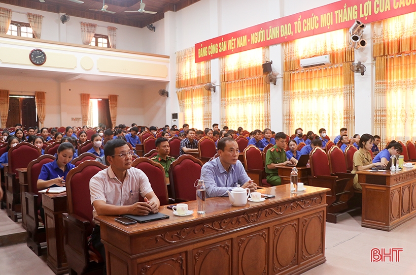 Lãnh đạo huyện Can Lộc đối thoại với hơn 200 đoàn viên, thanh niên