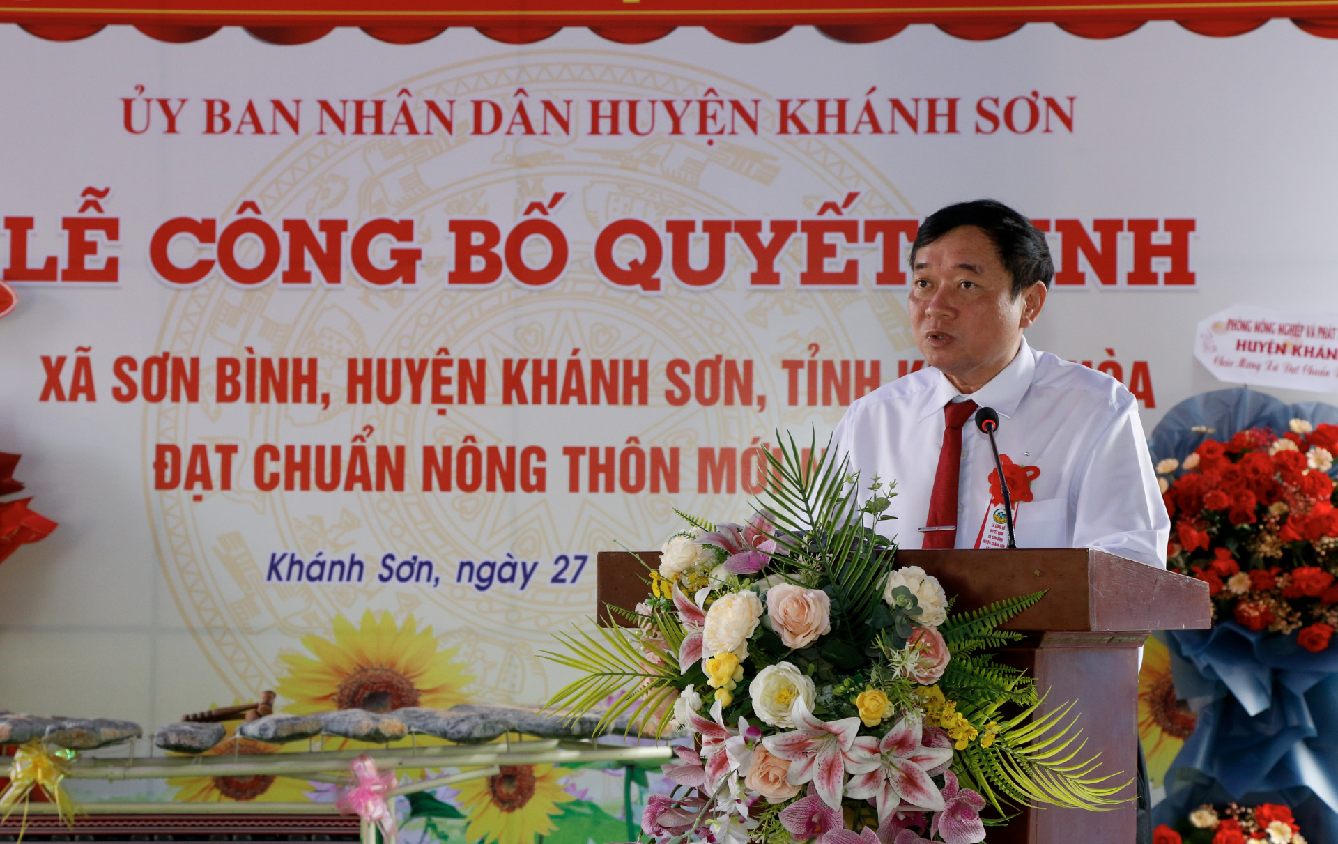 응우옌 꾸옥 동(Nguyen Quoc Dong) 씨는 칸썬(Khanh Son) 지구 인민위원회 지도자들을 대표하여 당위원회, 정부, 그리고 손빈(Son Binh) 사의 주민들이 새로운 농촌 기준을 충족한다는 인정을 받은 것을 축하했습니다.