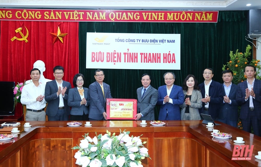 Phó Bí thư Thường trực Tỉnh ủy Lại Thế Nguyên thăm, chúc tết các đơn vị trực tết