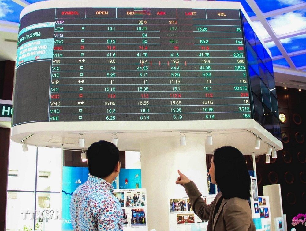 Investoren beobachten die Entwicklung des Aktienmarktes an der Ho Chi Minh City Stock Exchange (HOSE). (Foto: Hua Chung/VNA)