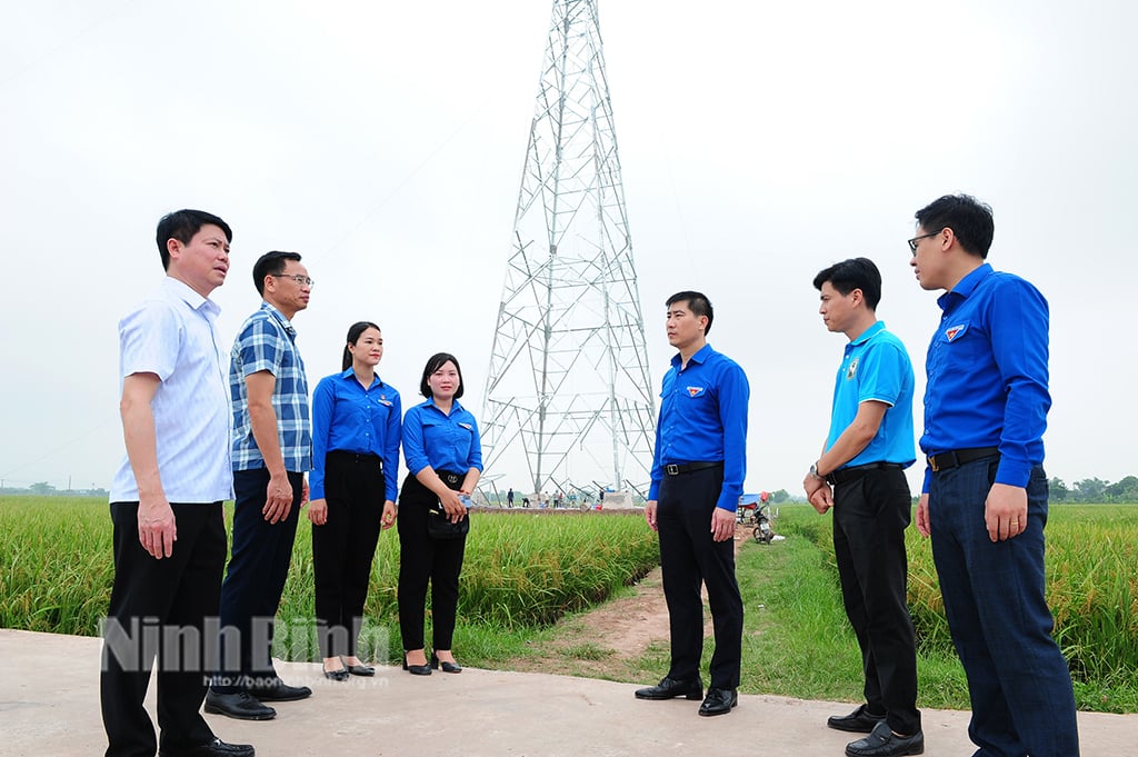 Le secrétaire de l'Union provinciale des jeunes visite et encourage les forces du projet de la ligne 3 de 500 kV